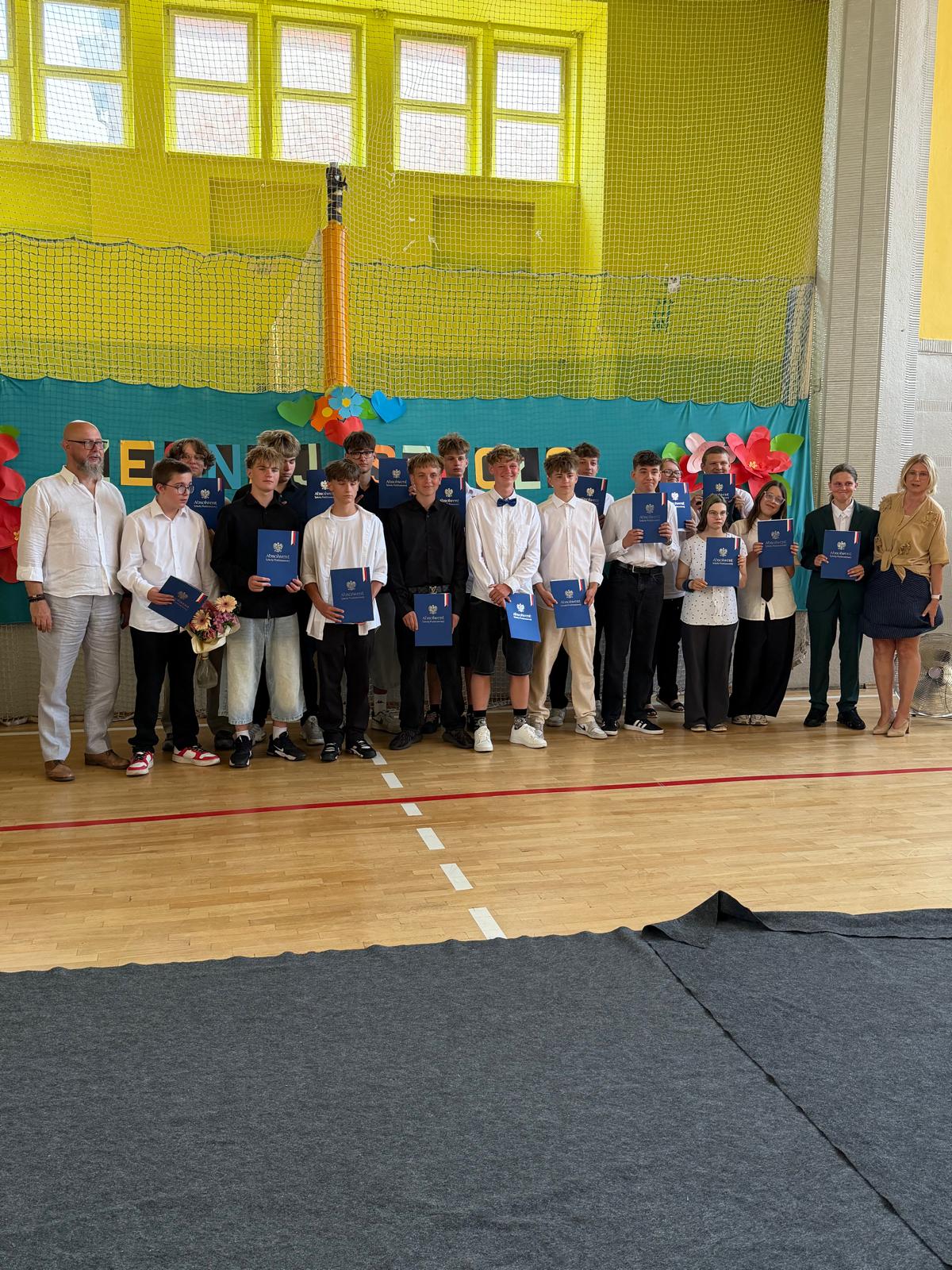 UROCZYSTE POŻEGNANIE UCZNIÓW KLAS ÓSMYCH